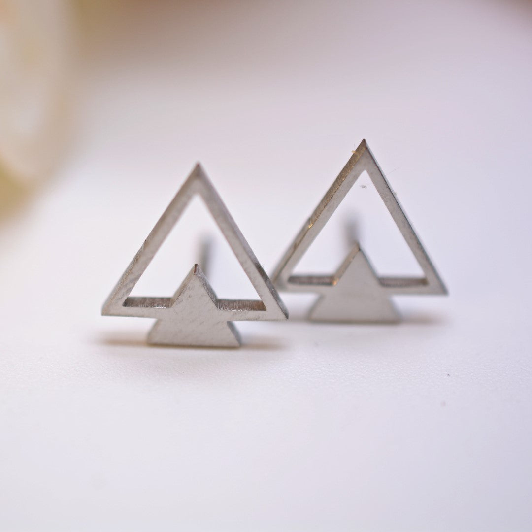 Small-Triangle-Shaped-Stainless-Steel-Stud-Earrings- (9)